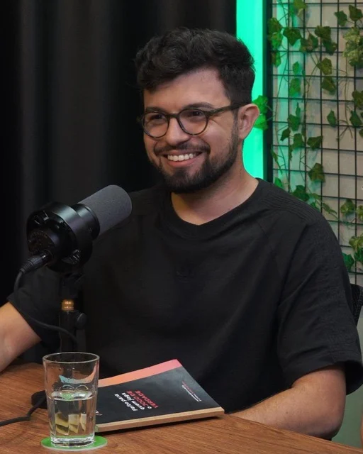 Léo Rodriguez em bancada de podcast